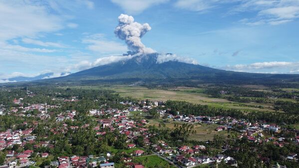Marapi Yanardağı, Endonezya’nın en aktif volkanlarından biri olarak biliniyor. Ülke, Pasifik Ateş Çemberi üzerinde yer aldığı için sık sık volkanik patlamalar ve depremlerle karşı karşıya kalıyor. - Sputnik Türkiye
