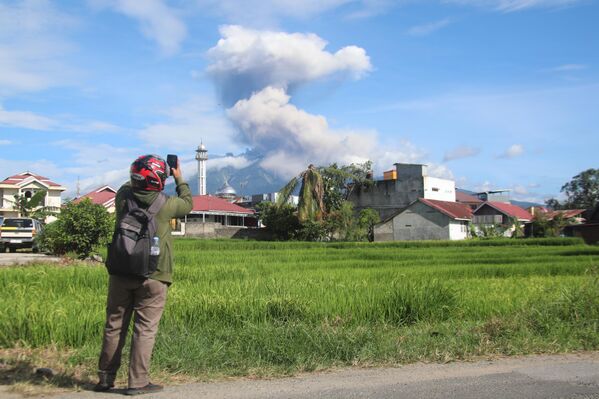 Yetkililer, 3 Aralık 2023’te gerçekleşen ilk patlamadan bu yana yanardağın 450’den fazla kez patladığını açıkladı. - Sputnik Türkiye