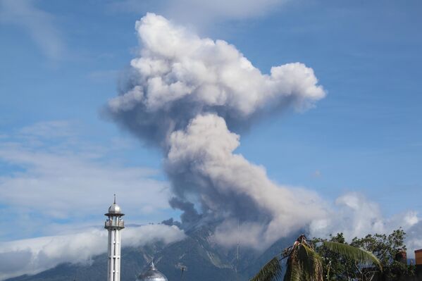 Patlama sırasında gökyüzüne yayılan kül bulutları, çevredeki köylerde görüş mesafesini düşürdü ve günlük yaşamı olumsuz etkiledi. - Sputnik Türkiye
