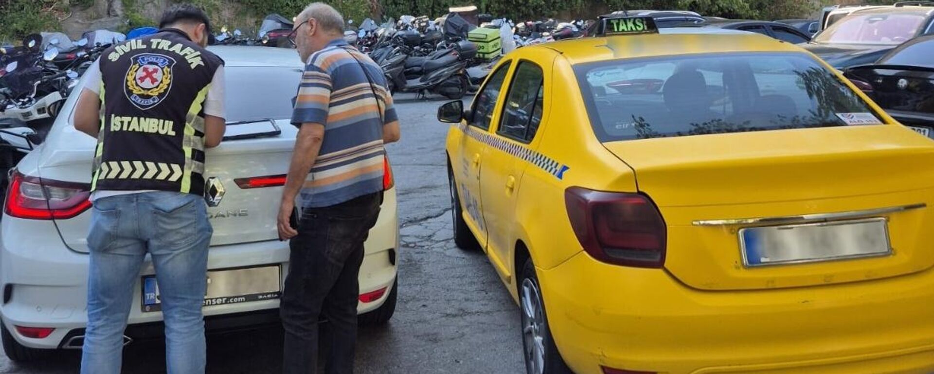 Şişli'de trafik güvenliğini tehlikeye düşüren taksiciye 11 bin 253 lira ceza kesilerek, araç trafikten men edildi - Sputnik Türkiye, 1920, 13.08.2025