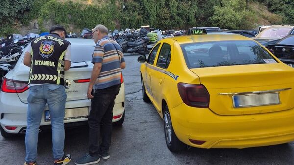 Şişli'de trafik güvenliğini tehlikeye düşüren taksiciye 11 bin 253 lira ceza kesilerek, araç trafikten men edildi - Sputnik Türkiye
