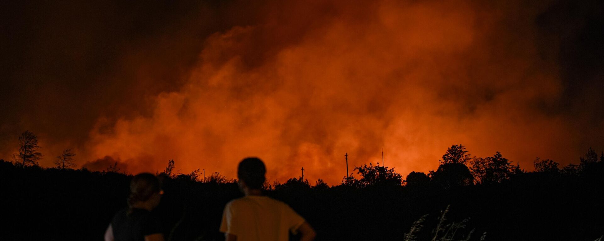 İzmir'in Buca ilçesinde bir minibüste çıkan ve ormanlık alana sıçrayan yangına havadan ve karadan müdahale ediliyor - Sputnik Türkiye, 1920, 12.08.2025
