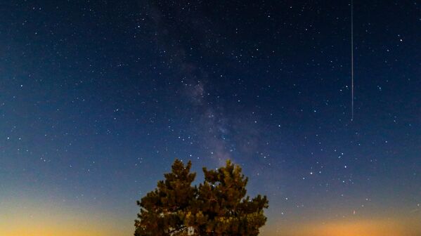 Atmosfere saatte yaklaşık 60 kilometre hızla giren bu parçacıklar, sürtünme sonucu yanarak parlak ışık izleri bırakır. - Sputnik Türkiye