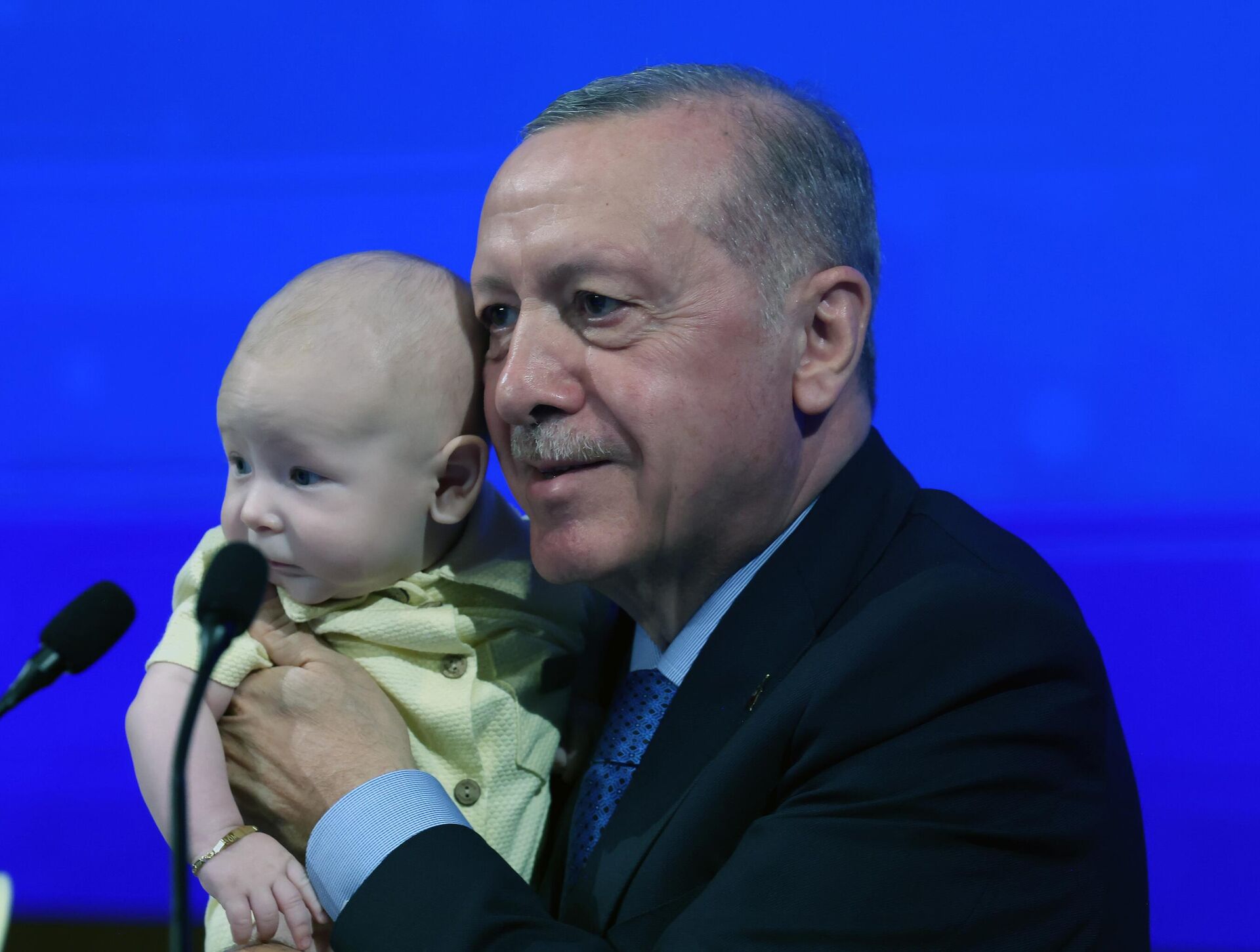 Cumhurbaşkanı Erdoğan, programda bir bebeği sevdi - Sputnik Türkiye, 1920, 13.08.2025