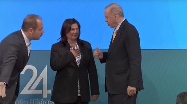 Özlem Çerçioğlu AK Parti'de - Sputnik Türkiye