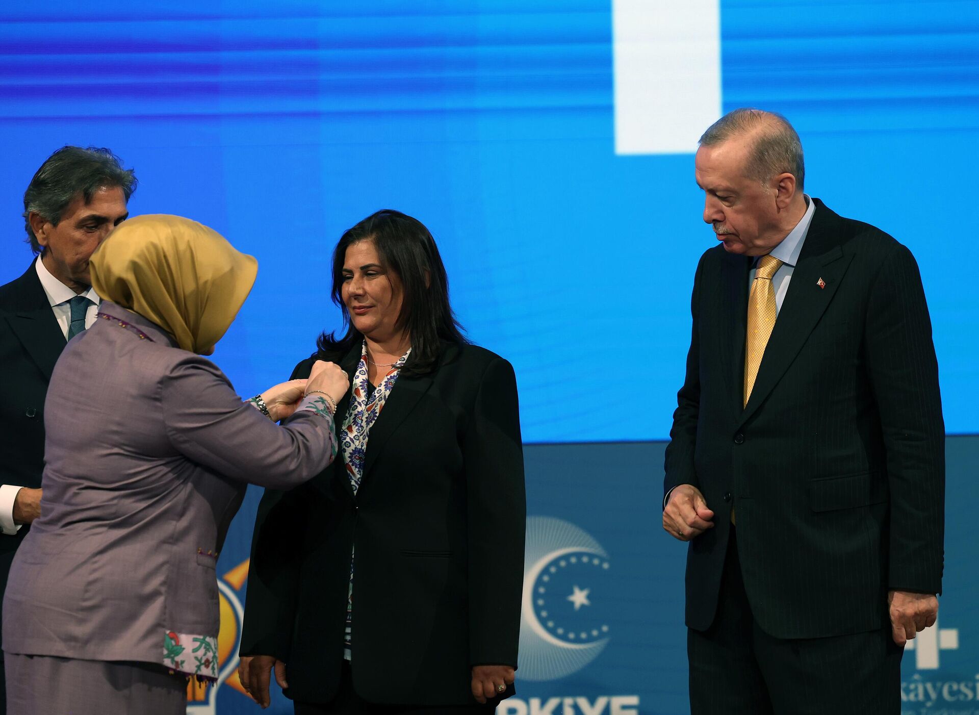Cumhurbaşkanı ve AK Parti Genel Başkanı Erdoğan, programın ardından AK Partiye katılan Aydın Büyükşehir Belediye Başkanı Özlem Çerçioğlu ve partisine katılımlar için düzenlenen rozet takma törenine katıldı. - Sputnik Türkiye, 1920, 14.08.2025