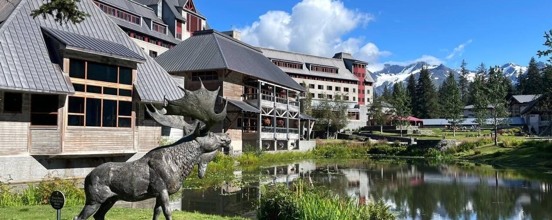 Khách sạn Alyeska Resort tại thị trấn nghỉ dưỡng Girdwood – nơi truyền thông cho rằng cuộc gặp giữa Tổng thống Nga Vladimir Putin và Tổng thống Mỹ Donald Trump có thể diễn ra vào ngày 15 tháng 8 - Sputnik Türkiye, 1920, 14.08.2025