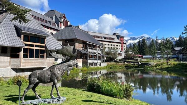 Khách sạn Alyeska Resort tại thị trấn nghỉ dưỡng Girdwood – nơi truyền thông cho rằng cuộc gặp giữa Tổng thống Nga Vladimir Putin và Tổng thống Mỹ Donald Trump có thể diễn ra vào ngày 15 tháng 8 - Sputnik Türkiye