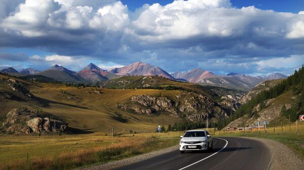 Автомобиль на Чуйском тракте, Республика Алтай - Sputnik Türkiye