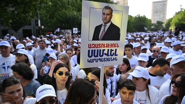 Участники акции в защиту Самвела Карапетяна (4 июля 2025). Ереван - Sputnik Türkiye