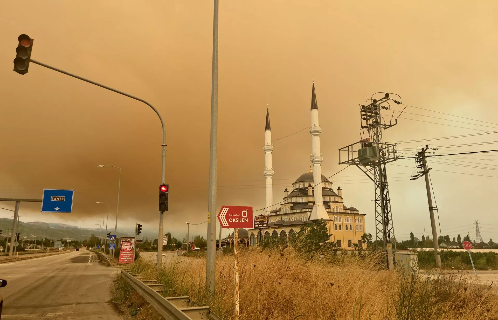 Kocaeli'nin Karamürsel ilçesinde çıkan orman yangını nedeniyle oluşan yoğun duman Bursa'da gökyüzünü kapladı - Sputnik Türkiye, 1920, 15.08.2025