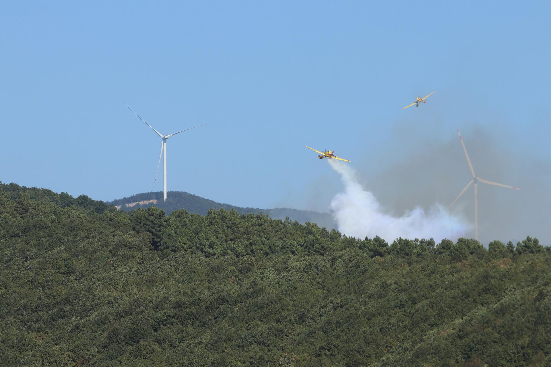 Kocaeli'nin Karamürsel ilçesinde çıkan orman yangınına havadan ve karadan müdahale ediliyor.  - Sputnik Türkiye, 1920, 15.08.2025