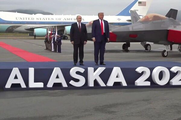 Rusya Devlet Başkanı Putin ve ABD Başkanı Trump Alaska&#x27;da - Sputnik Türkiye