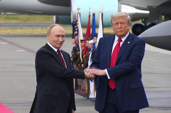 Rusya Devlet Başkanı Putin ve ABD Başkanı Trump Alaska&#x27;da - Sputnik Türkiye