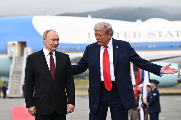 Rusya Devlet Başkanı Putin ve ABD Başkanı Trump Alaska&#x27;da - Sputnik Türkiye