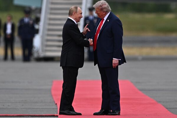 Rusya Devlet Başkanı Putin ve ABD Başkanı Trump Alaska&#x27;da - Sputnik Türkiye