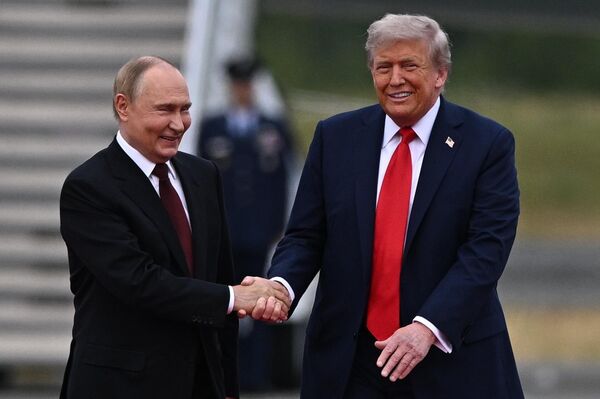 Rusya Devlet Başkanı Putin ve ABD Başkanı Trump Alaska&#x27;da - Sputnik Türkiye