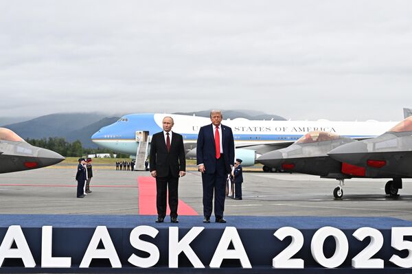 Rusya Devlet Başkanı Putin ve ABD Başkanı Trump arasındaki görüşme başladı - Sputnik Türkiye