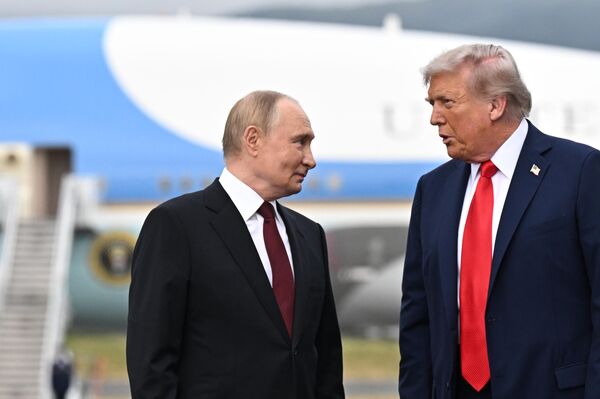 Rusya Devlet Başkanı Vladimir Putin, 15 Ağustos&#x27;ta Alaska&#x27;da ABD Başkanı Donald Trump ile bir araya geldi. - Sputnik Türkiye