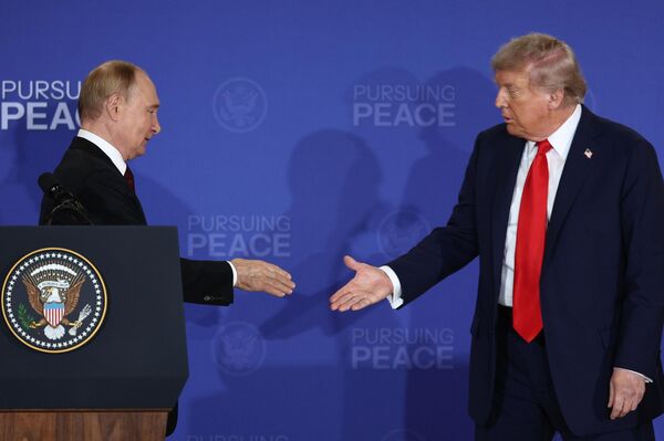 Putin-Trump Zirvesi sona erdi: 'Görüşmelerimiz yapıcı ve karşılıklı saygı atmosferinde geçti'
Putin-Trump Zirvesi sona erdi: 'Görüşmelerimiz yapıcı ve karşılıklı saygı atmosferinde geçti' - Sputnik Türkiye