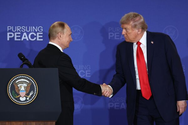 Putin-Trump basın açıklaması Putin-Trump basın açıklaması - Sputnik Türkiye