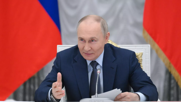 Putin, Doğu Ekonomik Forumu’nun katılımcılarını, organizatörlerini ve konuklarını selamladı