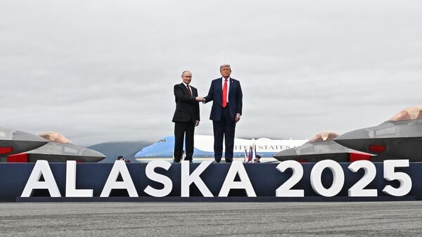 Tổng thống Nga Vladimir Putin đã đến Alaska để đàm phán với Tổng thống Hoa Kỳ Donald Trump - Sputnik Türkiye