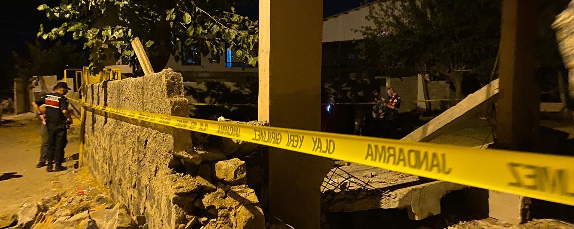 Diyarbakır'ın merkez Kayapınar ilçesinde bir evin balkonunun çökmesi sonucu 2'si çocuk 5 kişi yaralandı - Sputnik Türkiye, 1920, 17.08.2025