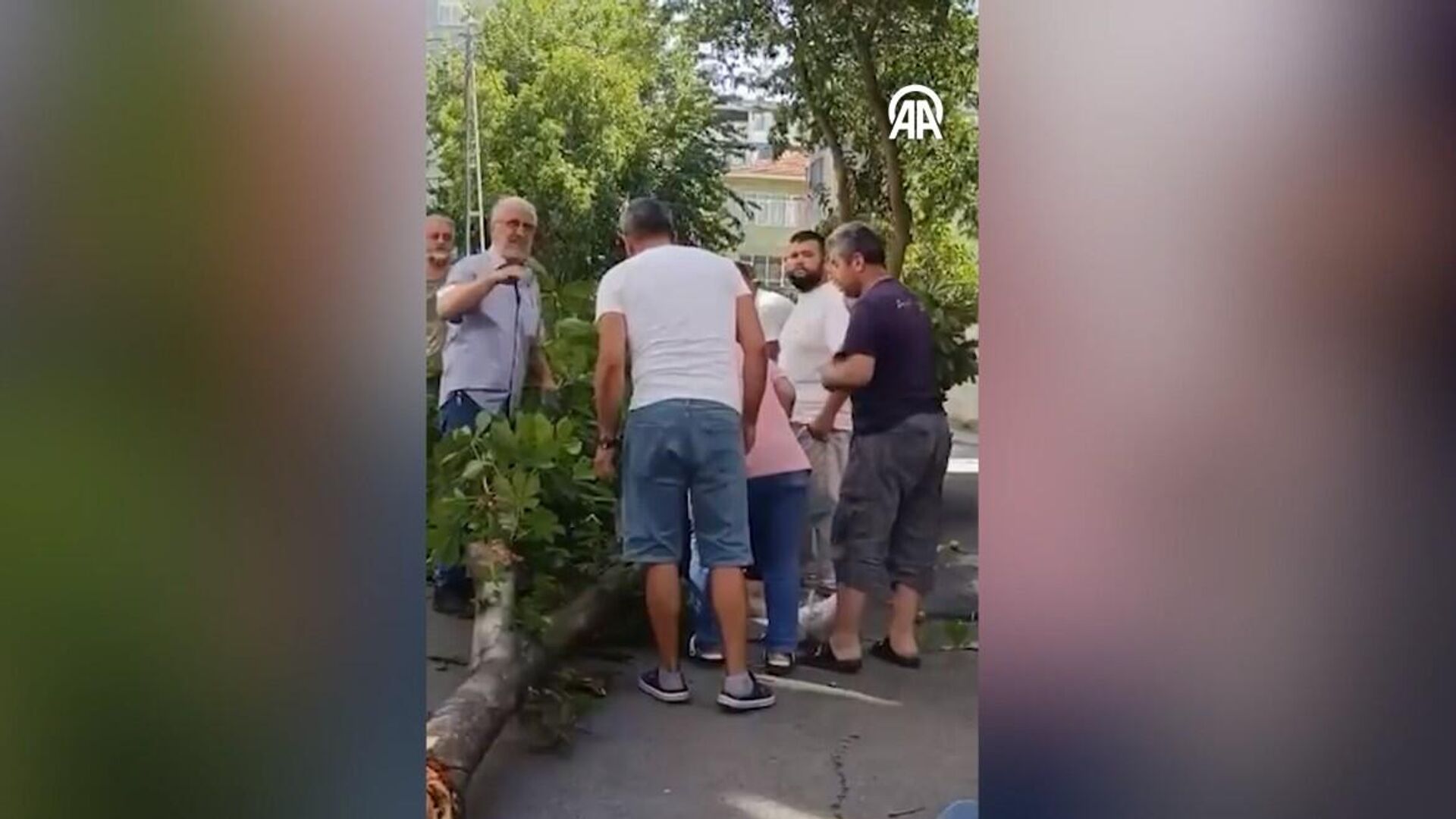 Kartal'da fırtına nedeniyle devrilen ağacın altında kalarak yaralanan oyuncu İbrahim Yıldız'ın tedavisi sürüyor - Sputnik Türkiye, 1920, 17.10.2025