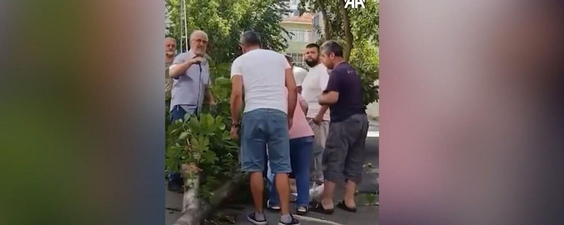 Kartal'da fırtına nedeniyle devrilen ağacın altında kalarak yaralanan oyuncu İbrahim Yıldız'ın tedavisi sürüyor - Sputnik Türkiye, 1920, 18.08.2025