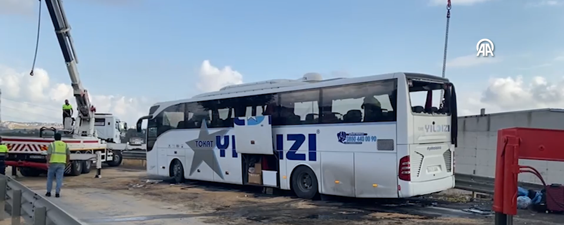 İstanbul'da, Kuzey Marmara Otoyolu'nda virajı alamayan şehirler arası yolcu otobüsü devrildi. Kazada 3 kişi hayatını kaybetti. En az 15 kişi de yaralı. - Sputnik Türkiye, 1920, 18.08.2025