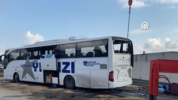 İstanbul'da, Kuzey Marmara Otoyolu'nda virajı alamayan şehirler arası yolcu otobüsü devrildi. Kazada 3 kişi hayatını kaybetti. En az 15 kişi de yaralı. - Sputnik Türkiye