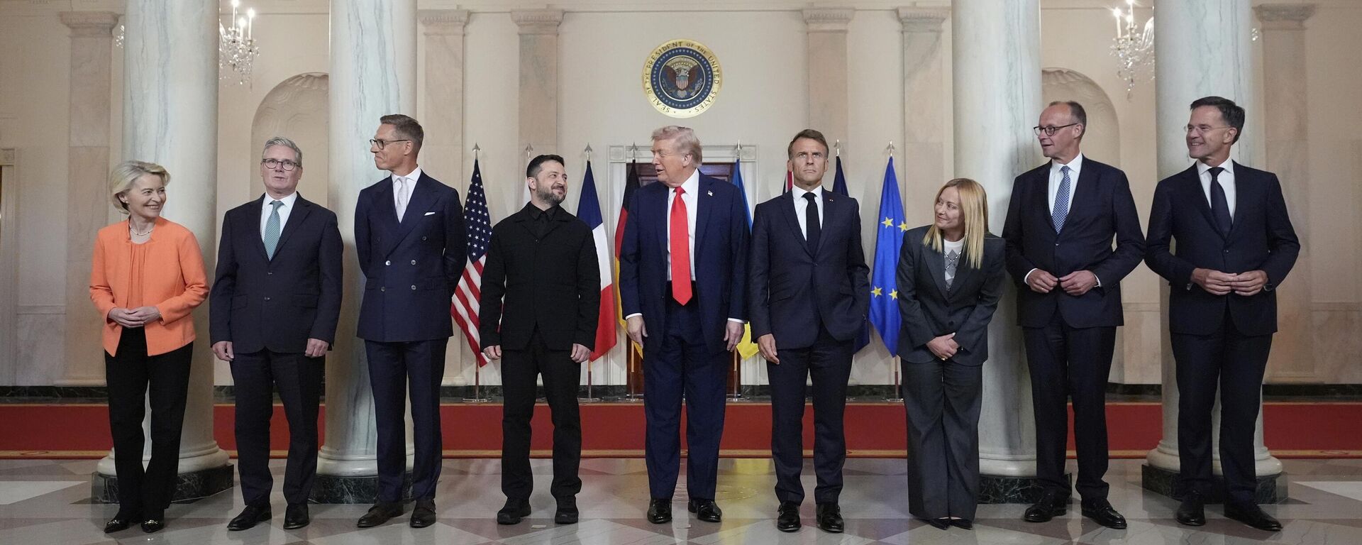 Trump, Zelenskiy ve Avrupalı liderler toplantı öncesi aile fotoğrafı çektirdi - Sputnik Türkiye, 1920, 23.11.2025