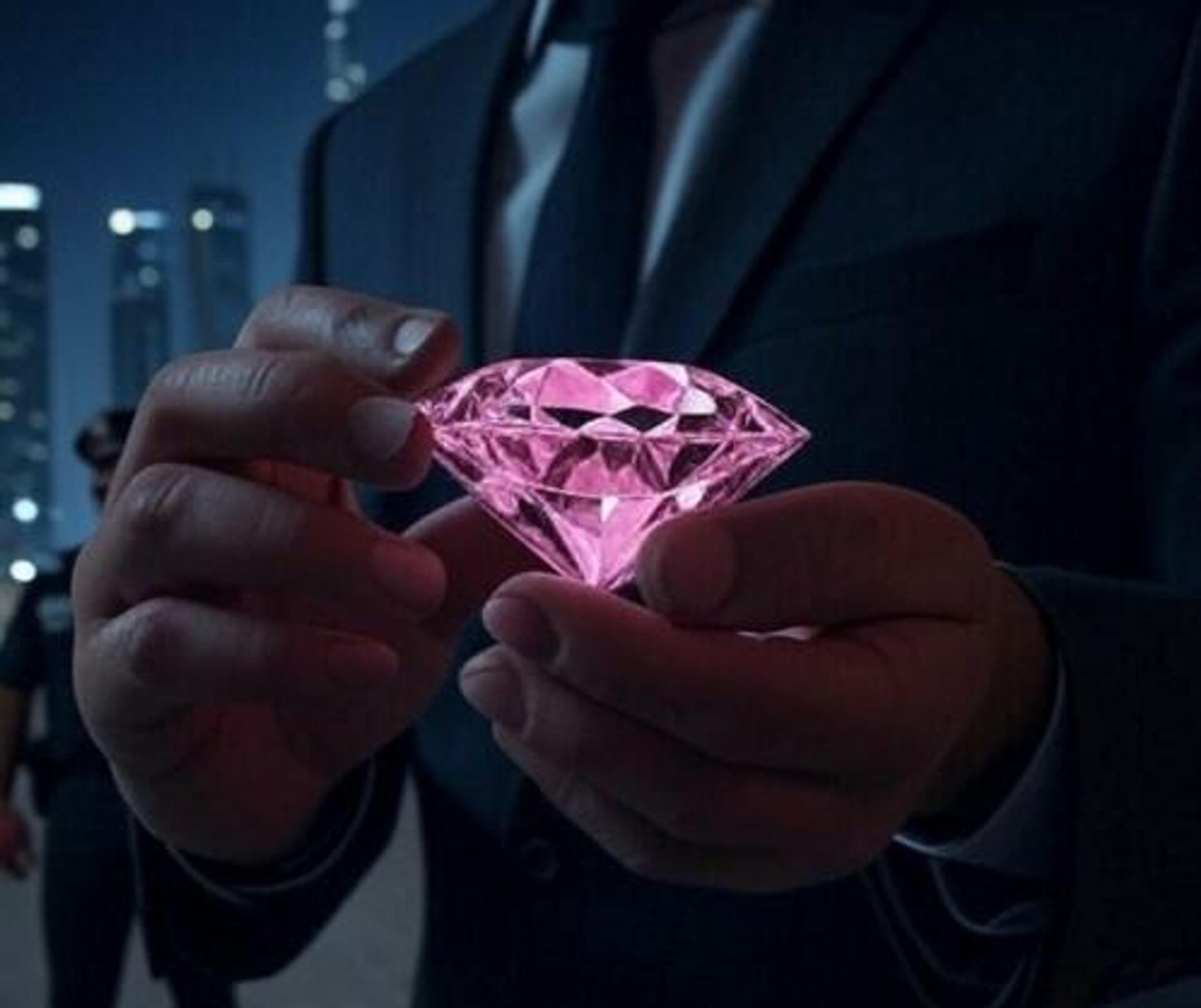 Dubai’de 25 milyon dolarlık pembe elmas çalındı, hırsızlar saatler içinde yakalandı - Sputnik Türkiye, 1920, 24.10.2025