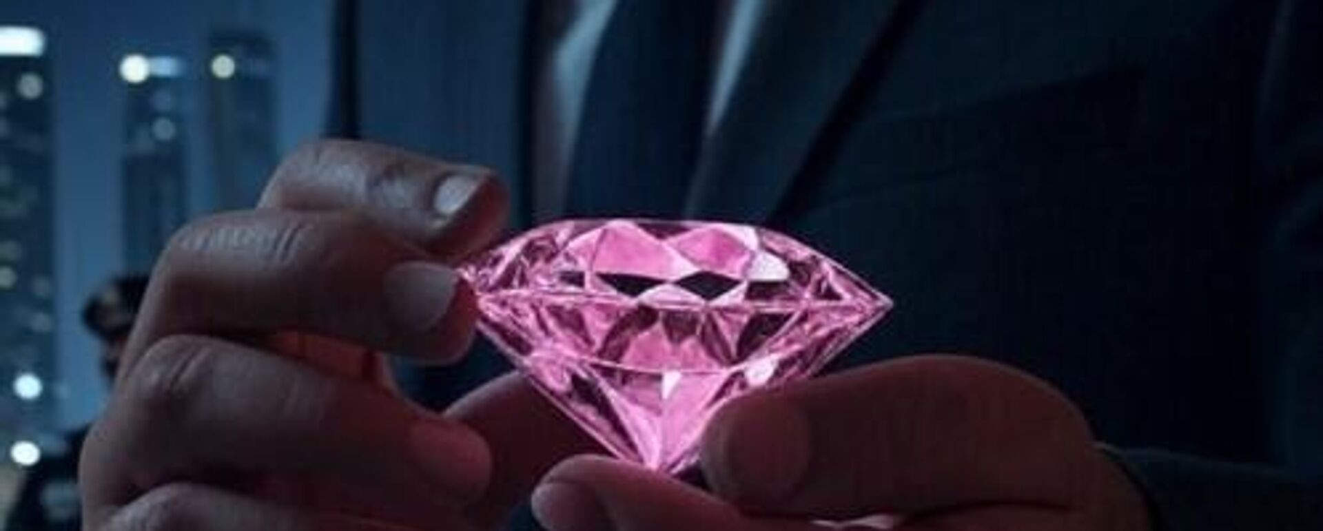 Dubai’de 25 milyon dolarlık pembe elmas çalındı, hırsızlar saatler içinde yakalandı - Sputnik Türkiye, 1920, 19.08.2025