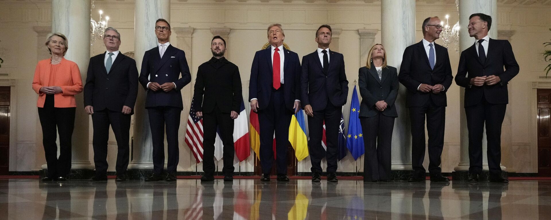 European Commission President Ursula von der Leyen, from left, British Prime Minister Keir Starmer, Finland's President Alexander Stubb, Ukraine's Volodymyr Zelensky, President Donald Trump, France's President Emmanuel Macron, Italy's Prime Minister Giorgia Meloni, Germany's Chancellor Friedrich Merz and NATO Secretary General Mark Rutte pose for a group photo in the Grand Foyer of the White House, Monday, Aug. 18, 2025, in Washington.  - Sputnik Türkiye, 1920, 19.08.2025