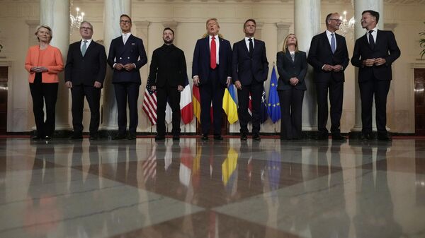 European Commission President Ursula von der Leyen, from left, British Prime Minister Keir Starmer, Finland's President Alexander Stubb, Ukraine's Volodymyr Zelensky, President Donald Trump, France's President Emmanuel Macron, Italy's Prime Minister Giorgia Meloni, Germany's Chancellor Friedrich Merz and NATO Secretary General Mark Rutte pose for a group photo in the Grand Foyer of the White House, Monday, Aug. 18, 2025, in Washington.  - Sputnik Türkiye