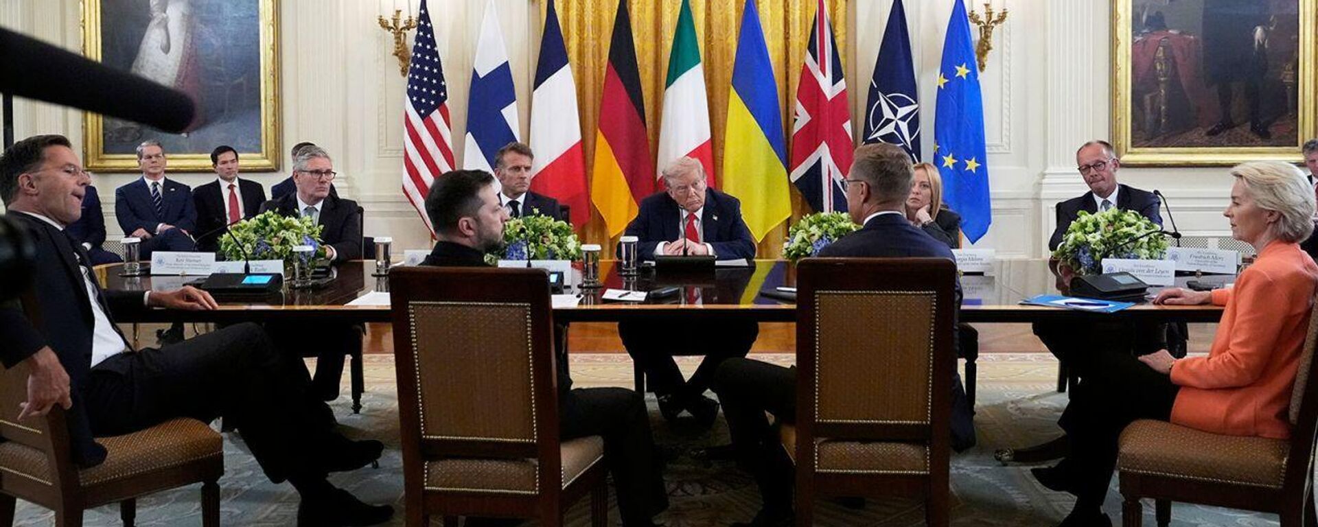 美国总统特朗普、乌克兰总统泽连斯基与欧洲多国及欧盟、北约领导人在白宫的正式会晤 美国总统特朗普、乌克兰总统泽连斯基与欧洲多国及欧盟、北约领导人在白宫的正式会晤 - Sputnik Türkiye, 1920, 19.08.2025