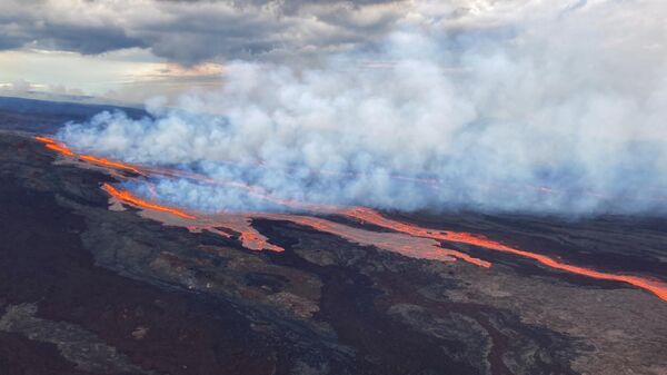 In this aerial photo released by the U.S. Geological Survey, the Mauna Loa volcano is seen erupting from vents on the Northeast Rift Zone on the Big Island of Hawaii, Monday, Nov. 28, 2022. Hawaii's Mauna Loa, the world's largest active volcano, began spewing ash and debris from its summit, prompting civil defense officials to warn residents on Monday to prepare in case the eruption causes lava to flow toward communities. - Sputnik Türkiye