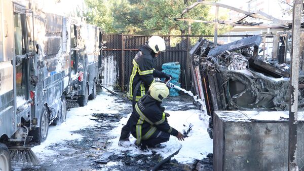 Kayseri'de Kocasinan Belediyesine ait 7 temizlik aracı yandı - Sputnik Türkiye