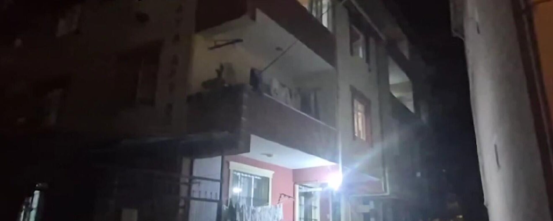 Büyükçekmece'de tedbir amacıyla boşaltılan 2 binada inceleme başlatıldı - Sputnik Türkiye, 1920, 22.08.2025