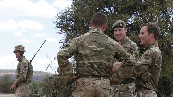 Britain's Prince William, 2nd right, speaks to soldiers during a visit to the 1st Battalion the Irish Guards battle group, training under the British Army Training Unit Kenya (BATUK), in his role as Colonel of the Regiment, in Laikipia, Kenya Sunday, Sept. 30, 2018 - Sputnik Türkiye