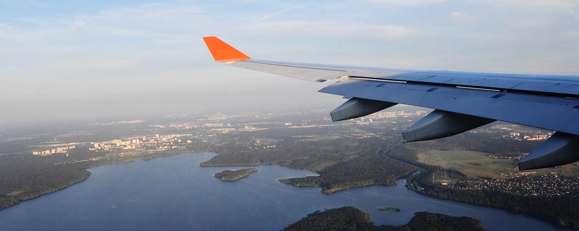 An aircraft is flying over the Moscow Canal - Sputnik Türkiye, 1920, 23.08.2025