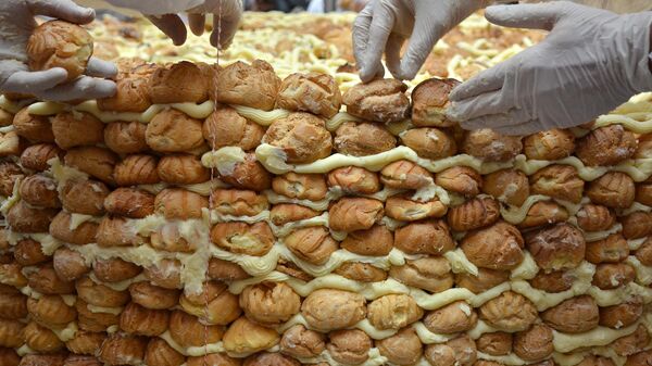 Başkentte profiterol pastası Guinness denemesi
 - Sputnik Türkiye