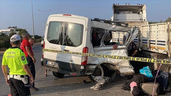 Mersin'de öğrencileri taşıyan minibüs tıra çarptı: 1'i çocuk 2 kişi öldü, çok sayıda yaralı var - Sputnik Türkiye