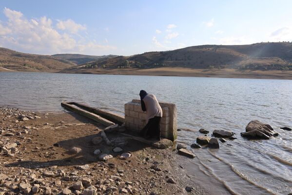 Yıllardır su altında kalan eski Kayıören köyüne ait kalıntılar gün yüzüne çıktı. - Sputnik Türkiye