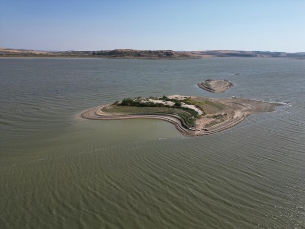 Tekirdağ&#x27;da sulama ve içme suyu ihtiyacının karşılandığı Karaiğdemir Barajı&#x27;nın su seviyesi yüzde 5&#x27;e düştü.  - Sputnik Türkiye