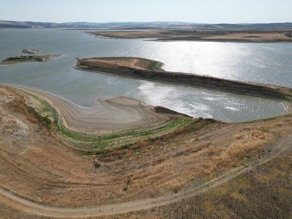 Sulama alanlarında çatlaklar, adacıklar ve çamur tabakaları oluştu. - Sputnik Türkiye