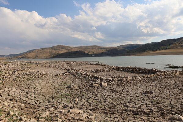 Çankırı&#x27;nın Orta ilçesine bağlı Kayıören ve Karga köyü üzerine 1980&#x27;li yıllarda inşa edilen Güldürcek Barajı&#x27;nda su seviyesinin düştü. - Sputnik Türkiye