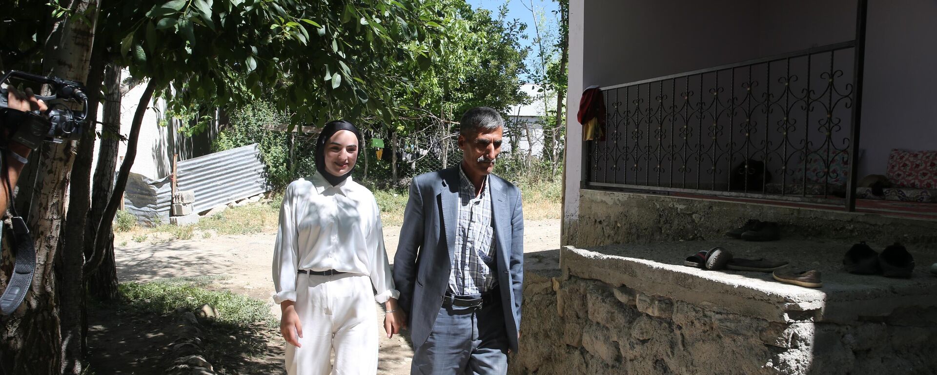 Babasının YKS çıkışında çiçekle karşıladığı öğrenci hayalindeki bölüme yerleşti - Sputnik Türkiye, 1920, 25.08.2025